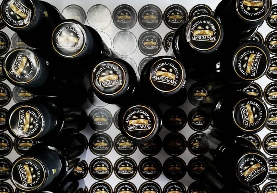 Bottiglie di Olio Carlo pronte per essere sigillate